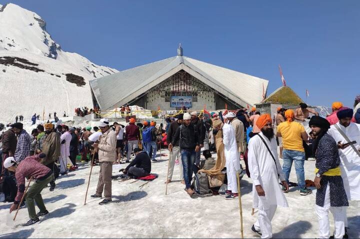ਹੇਮਕੁੰਡ ਸਾਹਿਬ ਵਿਖੇ ਸਿੱਖ ਸ਼ਰਧਾਲੂਆਂ ਦੀ ਆਮਦ ਸ਼ੁਰੂ ਹੋ ਗਈ ਹੈ। 