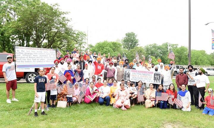 ਪਰੇਡ ਵਿੱਚ ਇੱਥੋਂ ਦੇ ਸ਼ਹੀਦਾਂ ਦੀਆਂ ਤਸਵੀਰਾਂ ਤੇ ਪੋਸਟਰ ਲਾ ਕੇ ਉਨ੍ਹਾਂ ਨੂੰ ਯਾਦ ਕੀਤਾ ਗਿਆ।