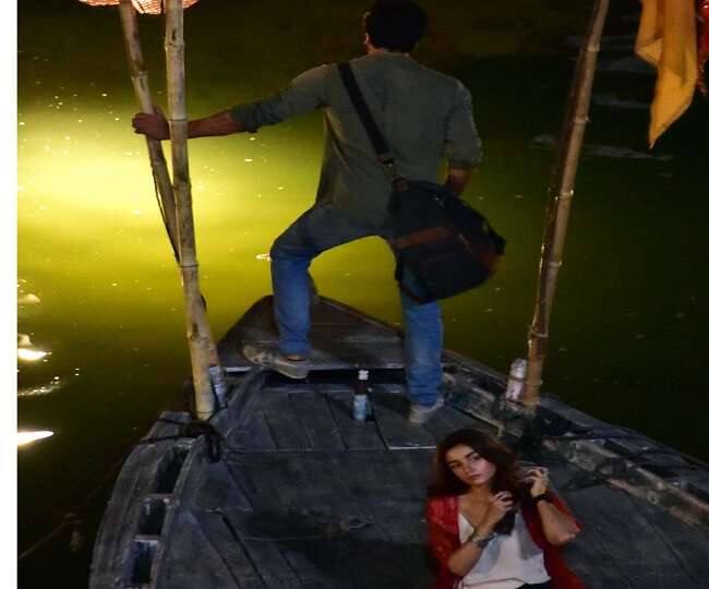 ਇਸ ਦੌਰਾਨ ਦੋਵੇਂ ਕਿਸੇ ਸਿਕਵੈਂਸ ਦੀ ਸ਼ੂਟਿੰਗ ਕਰਕੇ ਦਿਖੇ ਜਿਸ ‘ਚ ਆਲਿਆ ਬੋਟ ‘ਚ ਬੈਠੀ ਹੈ ਤੇ ਰਣਬੀਰ ਖੜ੍ਹੇ ਹਨ।