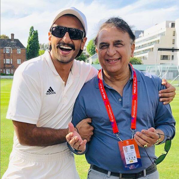 ਇੰਡੀਅਨ ਪਲੇਅਰ ਸੁਨੀਲ ਗਾਵਸਕਰ ਨਾਲ ਆਪਣੀ ਫੋਟੋ ਸ਼ੇਅਰ ਕਰ “ਦ ਲਿਟਲ ਮਾਸਟਰ” ਦਾ ਕੈਪਸ਼ਨ ਦਿੱਤਾ।