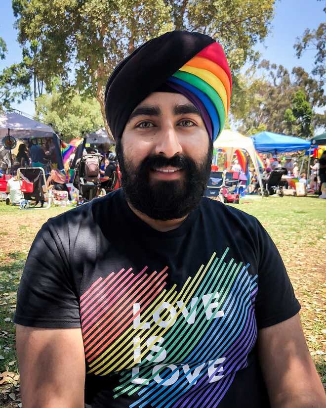 Sikh neuroscientist donning rainbow turban for Pride in US goes viral on social media ਸਤਰੰਗੀ ਪੱਗ ਬੰਨ੍ਹ ਸੋਸ਼ਲ ਮੀਡੀਆ ‘ਤੇ ਵਾਇਰਲ ਹੋਇਆ ਹੋਇਆ ਸਿੱਖ, ਜਾਣੋ ਕਾਰਨ