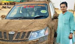 ਵੇਖੋ-ਵੇਖ ਵਧ ਰਿਹਾ ਕਾਰਾਂ 'ਤੇ ਗੋਹਾ ਫੇਰਨ ਦਾ ਰੁਝਾਨ, ਹੁਣ ਡਾਕਟਰ ਨੇ XUV500 'ਤੇ ਫੇਰਿਆ ਗੋਹੇ ਦਾ ਪੋਚਾ