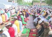 ਈਦ ਮੁਬਾਰਕ! ਗ਼ਿਲੇ-ਸ਼ਿਕਵੇ ਭੁੱਲ ਇੱਕ-ਦੂਜੇ ਨੂੰ ਗਲ ਲਾ ਮਨਾਈ ਈਦ, ਵੇਖੋ ਦੇਸ਼ ਭਰ ਤੋਂ ਆਈਆਂ ਤਸਵੀਰਾਂ