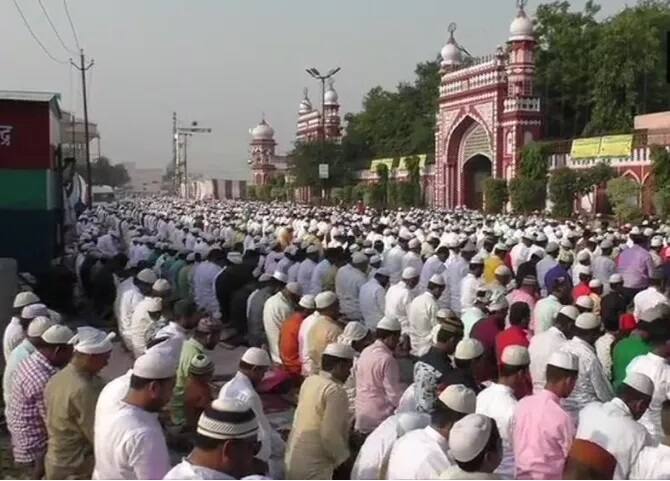 ਪ੍ਰਧਾਨ ਮੰਤਰੀ ਨਰੇਂਦਰ ਮੋਦੀ ਨੇ ਦੇਸ਼ਵਾਸੀਆਂ ਨੂੰ ਈਦ ਦੀ ਵਧਾਈ ਦਿੱਤੀ ਹੈ। ਉਨ੍ਹਾਂ ਵਧਾਈ ਸੰਦੇਸ਼ ਵਿੱਚ ਲਿਖਿਆ ਕਿ ਅੱਜ ਦਾ ਖ਼ਾਸ ਦਿਨ ਸਮਾਜ ਵਿੱਚ ਸ਼ਾਂਤੀ ਤੇ ਭਾਈਚਾਰੇ ਨੂੰ ਬੜ੍ਹਾਵਾ ਦਿਓ। 