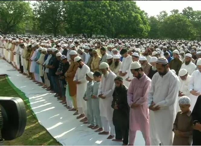 ਜਾਮਾ ਮਸਜਿਦ ਦੇ ਸ਼ਾਹੀ ਇਮਾਮ ਸਈਅਦ ਅਹਿਮਦ ਬੁਖ਼ਾਰੀ ਨੇ ਵੀ ਈਦ ਦਾ ਤਿਉਹਾਰ ਮਨਾਉਣ ਦਾ ਐਲਾਨ ਕੀਤਾ। 