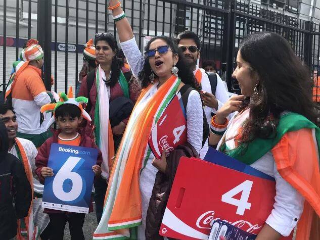 ਦੱਖਣੀ ਅਫਰੀਕਾ ਨੂੰ ਦੋ ਮੈਚਾਂ ਚੋਂ ਇੱਕ ‘ਚ ਹਾਰ ਦਾ ਸਾਹਮਣਾ ਕਰਨਾ ਪਿਆ ਸੀ। ਤਸਵੀਰਾਂ ‘ਚ ਦੋਵੇਂ ਦੇਸ਼ਾਂ ਦੇ ਕ੍ਰਿਕਟ ਪ੍ਰੇਮੀਆਂ ਦਾ ਜੋਸ਼ ਦੇਖਦੇ ਹੀ ਬਣ ਰਿਹਾ ਹੈ।