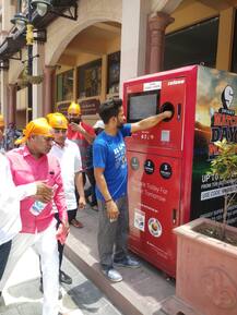 ਵਾਤਾਵਰਨ ਬਚਾਓ: ਪਲਾਸਟਿਕ ਦੀਆਂ ਬੋਤਲਾਂ ਖਾ ਕੂਪਨ ਦਿੰਦੀ ਦਰਬਾਰ ਸਾਹਿਬ ਵਿਖੇ ਲੱਗੀ ਮਸ਼ੀਨ