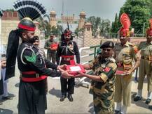 ਈਦ ਮੌਕੇ ਭਾਰਤ-ਪਾਕਿ ਫ਼ੌਜਾਂ ਨੇ ਦਿੱਤੀ ਇੱਕ ਦੂਜੇ ਨੂੰ ਵਧਾਈ ਤੇ ਵੰਡੀ ਮਠਿਆਈ