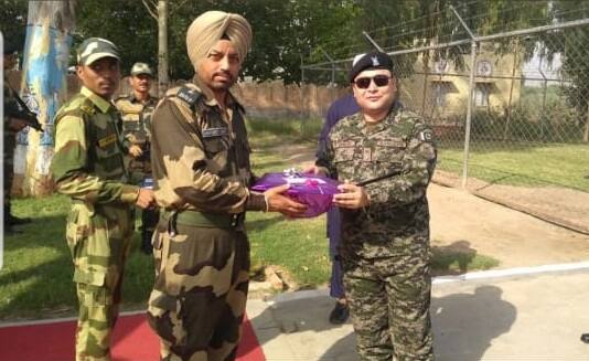 ਲੋਕਾਂ ਨੇ ਸਭ ਤੋਂ ਪਹਿਲਾਂ ਆਪਣੀਆਂ ਨਜ਼ਦੀਕੀ ਮਸਜਿਦਾਂ 'ਤੇ ਜਾ ਕੇ ਈਦ ਦੀ ਨਮਾਜ਼ ਅਦਾ ਕੀਤੀ। ਇਸ ਤੋਂ ਬਾਅਦ ਇੱਕ-ਦੂਜੇ ਨੂੰ ਗਲੇ ਮਿਲ ਕੇ ਮੁਬਾਰਕਬਾਦ ਦਿੱਤੀ।