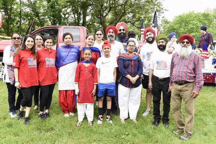 ਪਰੇਡ ਵਿੱਚ ਅਮਰੀਕੀ ਝੰਡਿਆਂ, ਬੈਨਰਾਂ, ਪੋਸਟਰਾਂ ਨਾਲ ਸਜਾਏ ਗਏ ਸਿਖ ਫਲੋਟ ਵਿੱਚ ਵਿਸ਼ਵ ਯੁੱਧਾਂ ਦੌਰਾਨ ਸ਼ਹੀਦ ਹੋਏ ਸਿਖ ਫੌਜੀਆਂ ਬਾਰੇ ਜਾਣਕਾਰੀ ਦਿੱਤੀ ਗਈ। ਇਹ ਫਲੋਟ 'ਚ ਅਮਰੀਕੀ ਸਿੱਖਾਂ ਵੱਲੋਂ ਮੈਮੋਰੀਅਲ ਡੇਅ 'ਤੇ ਸ਼ੁਭ ਕਾਮਨਾਵਾਂ ਭੇਟ ਕੀਤੀਆਂ ਗਈਆਂ ਸਨ।