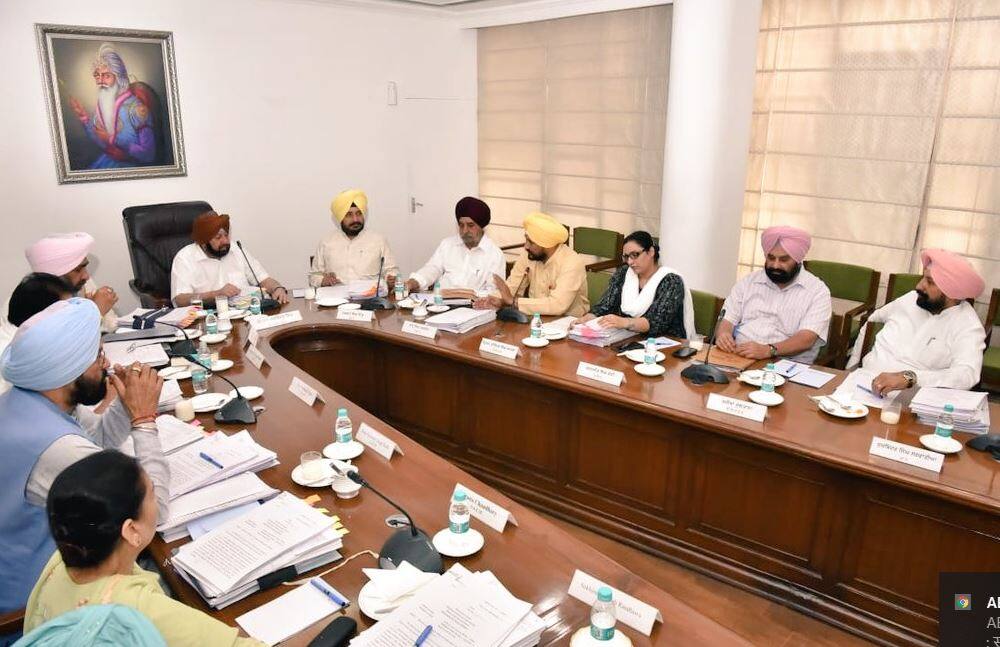 ਮੈਡੀਕਲ ਕਾਲਜਾਂ ਦੀਆਂ ਫੀਸਾਂ ਨੂੰ ਨੱਥ ਪਾਉਣ ਲਈ ਕੈਪਟਨ ਵੱਲੋਂ ਤਿੰਨ ਮੈਂਬਰੀ ਕਮੇਟੀ ਕਾਇਮ punjab cabinet meeting headed by capt amarinder singh forms a committee to regulate fee of medical colleges ਮੈਡੀਕਲ ਕਾਲਜਾਂ ਦੀਆਂ ਫੀਸਾਂ ਨੂੰ ਨੱਥ ਪਾਉਣ ਲਈ ਕੈਪਟਨ ਵੱਲੋਂ ਤਿੰਨ ਮੈਂਬਰੀ ਕਮੇਟੀ ਕਾਇਮ