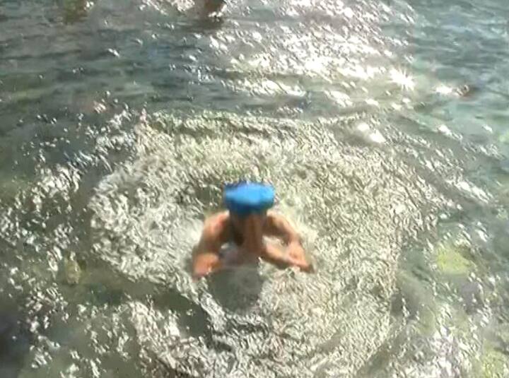 ਸਮੁੰਦਰੀ ਤਲ ਤੋਂ 15,200 ਫੁੱਟ ਦੀ ਉਚਾਈ 'ਤੇ ਪੈਦਲ ਜਾਂਦੀ ਸੰਗਤ ਦੋਵਾਂ ਪਾਸੇ ਖੜ੍ਹੀਆਂ ਬਰਫ਼ ਦੀਆਂ ਕਰੀਬ 10 ਫੁੱਟ ਉੱਚੀਆਂ ਕੰਧਾਂ ਵਿੱਚੋਂ ਹੋ ਕੇ ਗੁਜ਼ਰ ਰਹੀ ਹੈ। 