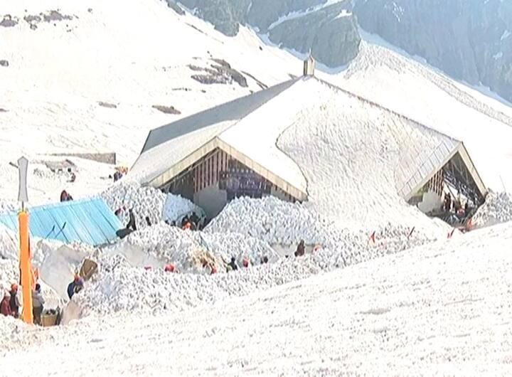 ਤਿਲ੍ਹਕਣ ਹੋਣ ਕਰਕੇ ਸੰਗਤਾਂ ਨੂੰ ਪ੍ਰੇਸ਼ਾਨੀ ਦਾ ਸਾਹਮਣਾ ਵੀ ਕਰਨਾ ਪੈ ਰਿਹਾ ਹੈ। ਇਸ ਵਾਰ ਸਭ ਤੋਂ ਜ਼ਿਆਦਾ ਬਰਫ਼ ਹੋਣ ਦੇ ਬਾਵਜੂਦ ਵੱਡੀ ਗਿਣਤੀ ਸੰਗਤ ਇੱਥੇ ਪਹੁੰਚ ਰਹੀ ਹੈ। 