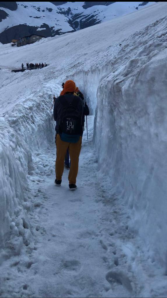 ਜ਼ਿਆਦਾ ਬਰਫ਼ ਹੋਣ ਕਰਕੇ ਸ੍ਰੀ ਹੇਮਕੁੰਟ ਮੈਨੇਜਮੈਂਟ ਟਰੱਸਟ ਵੱਲੋਂ 25 ਮਈ ਦੀ ਬਜਾਏ ਪਹਿਲੀ ਜੂਨ ਨੂੰ ਗੁਰਦੁਆਰਾ ਸਾਹਿਬ ਦੇ ਕਿਵਾੜ ਖੋਲ੍ਹੇ ਗਏ ਸੀ। 