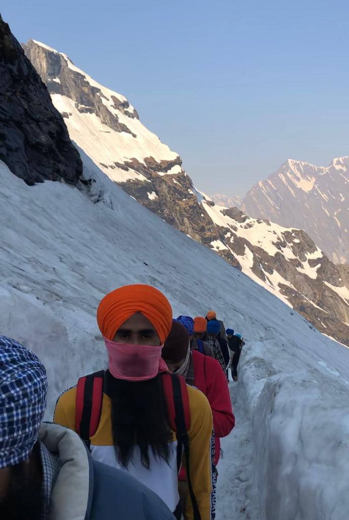 ਪਹਿਲੀ ਜੂਨ ਨੂੰ ਇੱਥੋਂ ਦਾ ਤਾਪਮਾਨ ਇੱਕ ਡਿਗਰੀ ਦੇ ਕਰੀਬ ਸੀ ਪਰ ਇਸ ਦੇ ਬਾਵਜੂਦ ਸੈਂਕੜੇ ਦੀ ਗਿਣਤੀ ਸੰਗਤਾਂ ਨੇ ਬਰਫ਼ ਨਾਲ ਭਰੇ ਸਰੋਵਰ ਵਿੱਚ ਇਸ਼ਨਾਨ ਕੀਤਾ। 