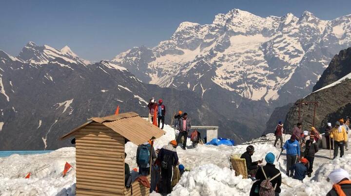 ਸਰੋਵਰ ਦੇ ਕੁਝ ਹਿੱਸੇ ਤੋਂ ਬਰਫ਼ ਹਟਾ ਕੇ ਇਸ਼ਨਾਨ ਕਰਨ ਜੋਗੀ ਥਾਂ ਬਣਾਈ ਗਈ ਹੈ। ਇੱਥੇ ਸ਼ਰਧਾਲੂ ਡੁਬਕੀ ਲਾਉਂਦੇ ਹਨ।