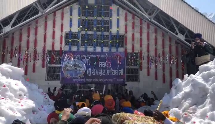 ਸ਼ਰਧਾਲੂ ਤਿੰਨ ਕਿਮੀ ਦੇ ਰਾਹ 'ਤੇ ਗਲੇਸ਼ੀਅਰ ਤੋਂ ਹੋ ਕੇ ਗੁਜ਼ਰ ਰਹੇ ਹਨ।