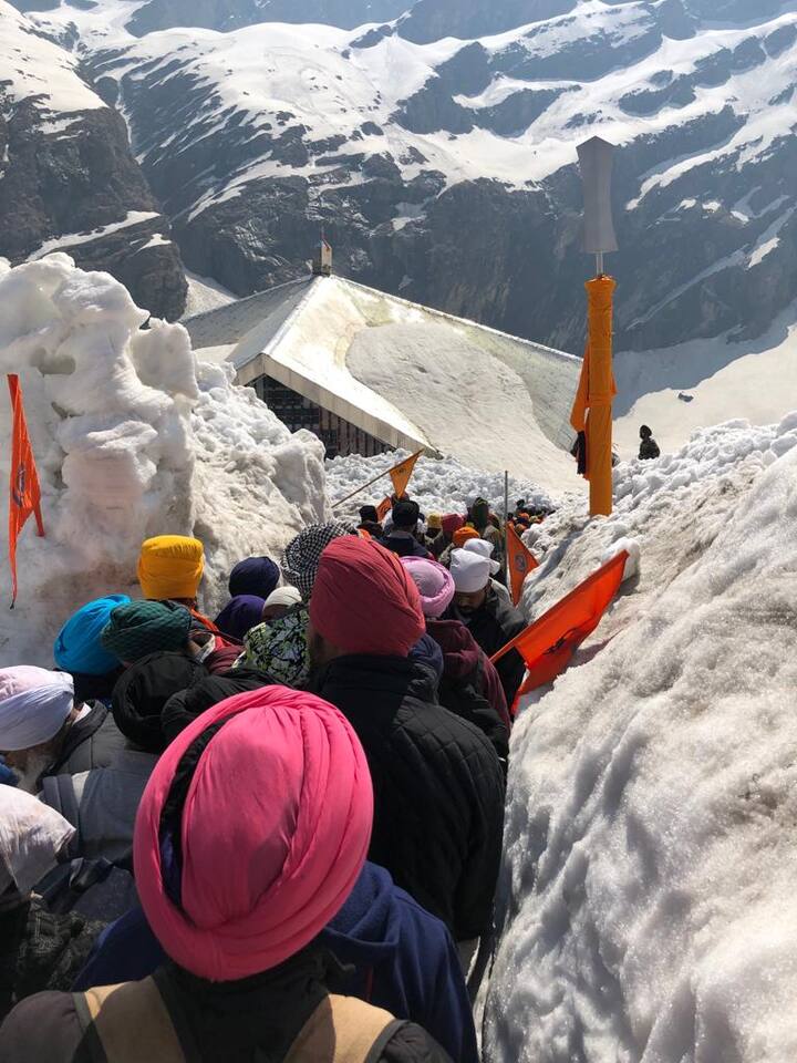 ਫੌਜ ਦੇ ਜਵਾਨ ਸ਼ਰਧਾਲੂਆਂ ਨੂੰ ਸਹਾਰਾ ਦੇ ਕੇ ਅੱਗੇ ਵਧਾ ਰਹੇ ਹਨ ਤੇ ਨਾਲ-ਨਾਲ ਬਰਫ਼ ਵੀ ਹਟਾ ਰਹੇ ਹਨ।