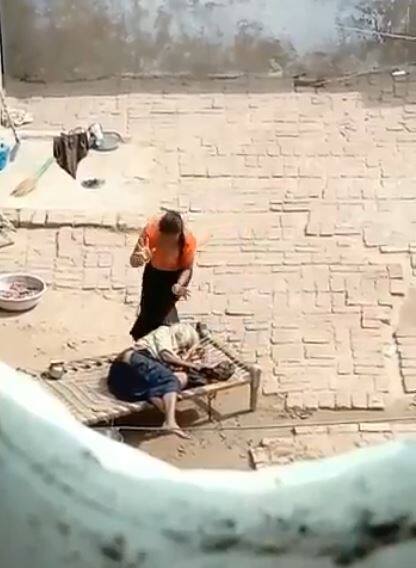 ਕੁੱਟਮਾਰ ਦੀ ਵੀਡੀਓ ਕੁਝ ਹੀ ਸਮੇਂ ਵਿੱਚ ਸੋਸ਼ਲ ਮੀਡੀਆ 'ਤੇ ਵਾਇਰਲ ਹੋ ਗਈ।