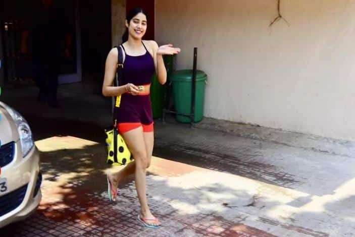 ਇਸ ਲੁੱਕ ਨੂੰ ਉਸ ਨੇ ਪੋਨੀਟੇਲ ਤੇ ਚੱਪਲ ਦੇ ਨਾਲ ਕੰਪਲੀਟ ਕੀਤਾ ਸੀ।