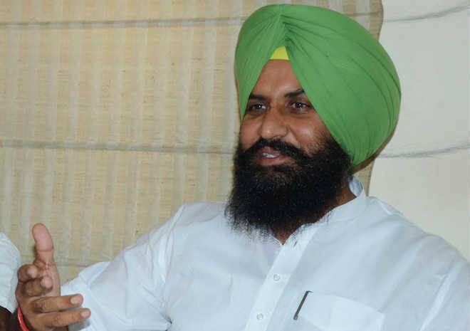 Bains brothers held protest outside meeting hall ਆਲ ਪਾਰਟੀ ਮੀਟਿੰਗ 'ਚ ਸੱਦਾ ਨਾ ਮਿਲਣ ਤੇ ਬੈਂਸ ਭਰਾਵਾਂ ਕੀਤਾ ਹੰਗਾਮਾ, ਪੰਜਾਬ ਭਵਨ ਦੇ ਬਾਹਰ ਦਿੱਤਾ ਧਰਨਾ