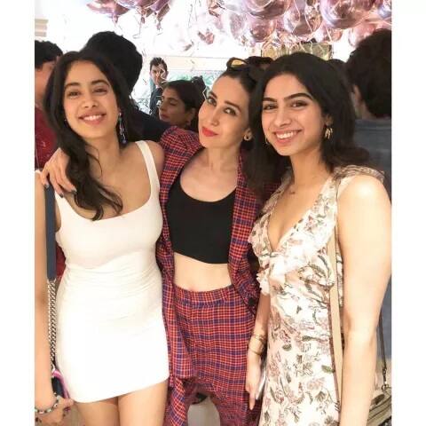 ਜਾਨ੍ਹਵੀ ਕਪੂਰ ਬੇਹੱਦ ਗਲੈਮਰੈਸ ਲੁਕ ਵਿੱਚ ਦਿੱਸੀ। ਉਸ ਨੇ ਭੈਣ ਖ਼ੁਸ਼ੀ ਤੇ ਕਰਿਸ਼ਮਾ ਨਾਲ ਫੋਟੋ ਕਰਵਾਈ।
