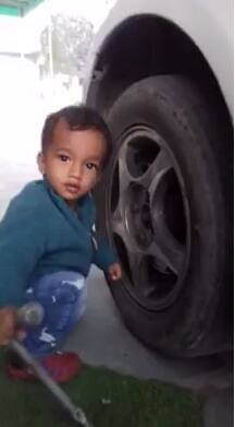 ਵੀਡੀਓ ਵਿੱਚ ਫ਼ਤਹਿਵੀਰ ਪਾਨੇ ਨਾਲ ਕਾਰ ਦੇ ਟਾਇਰ ਬਦਲਣ ਦੀ ਕੋਸ਼ਿਸ਼ ਕਰ ਰਿਹਾ।