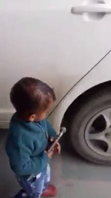 ਵੀਡੀਓ ਵਿੱਚ ਇੱਕ ਮਹਿਲਾ ਬੋਲ ਰਹੀ ਹੈ ਕਿ ਇੱਕ ਦਿਨ ਫ਼ਤਹਿ ਟਾਇਰ ਵਿੱਚ ਹਵਾ ਭਰਨ ਵਾਲਾ ਪੰਪ ਚੁੱਕੀ ਫਿਰਦਾ ਸੀ ਤੇ ਸਕੂਟਰੀ ਵਿੱਚ ਹਵਾ ਭਰਨ ਦੀ ਕੋਸ਼ਿਸ਼ ਕਰ ਰਿਹਾ ਸੀ।