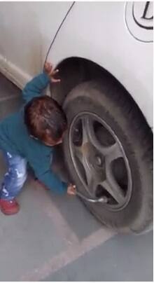 ਇਸ ਵੀਡੀਓ ਵਿੱਚ ਤਾਂ ਫ਼ਤਹਿਵੀਰ ਹੱਸਦਾ-ਖੇਡਦਾ ਨਜ਼ਰ ਆ ਰਿਹਾ ਹੈ, ਪਰ ਹੁਣ ਮਾਪਿਆਂ ਦੇ ਵਿਹੜਾ ਕਦੀ ਫ਼ਤਹਿ ਦੀਆਂ ਕਿਲਕਾਰੀਆਂ ਨਹੀਂ ਗੂੰਜਣਗੀਆਂ।