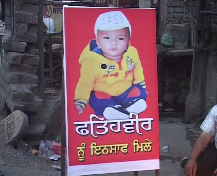 ਗੁਰਦਾਸਪੁਰ ਦੇ ਸ਼ਹਿਰ ਬਟਾਲਾ ਵਿੱਚ ਅੱਜ ਦੋ ਸਾਲ ਦੇ ਫ਼ਤਹਿਵੀਰ ਨੂੰ ਸ਼ਰਧਾਂਜਲੀ ਦੇਂਦੇ ਹੋਏ ਕੈਂਡਲ ਮਾਰਚ ਕੱਢਿਆ ਗਿਆ।