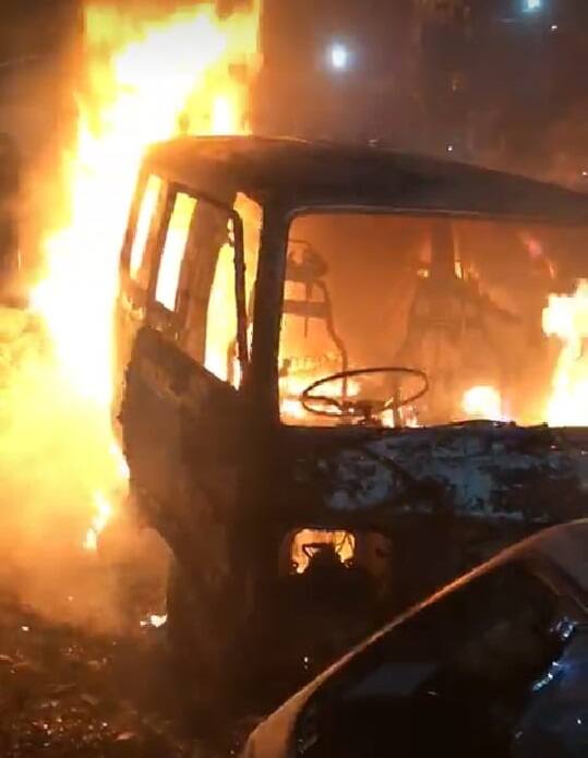 ਇਸ ਪਿੱਛੋਂ ਨੇੜੇ ਖੜੀਆਂ ਹੋਰ ਗੱਡੀਆਂ ਤੇ ਵਾਹਨਾਂ ਨੂੰ ਤੁਰੰਤ ਉੱਥੋਂ ਹਟਾਇਆ ਗਿਆ।