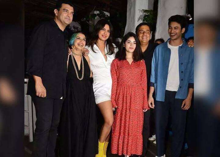 ਇਸ ਦੌਰਾਨ ਦੀਆਂ ਕਈ ਤਸਵੀਰਾਂ ਸਾਹਮਣੇ ਆਈਆਂ ਹਨ ਜਿਨ੍ਹਾਂ ‘ਚ ਪੀਸੀ ਫ਼ਿਲਮ ਦੀ ਸਟਾਰ ਕਾਸਟ ਨਾਲ ਨਜ਼ਰ ਆ ਰਹੀ ਹੈ।