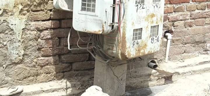 ਇਹ ਤਸਵੀਰਾਂ ਫਰੀਦਕੋਟ ਦੀਆਂ ਹਨ ਜਿੱਥੇ ਪ੍ਰਸਾਸ਼ਨ ਤੇ ਬਿਜਲੀ ਮਹਿਕਮਾ ਬੇਫਿਕਰ ਹੋ ਕੇ ਸੁੱਤਾ ਪਿਆ ਹੈ।