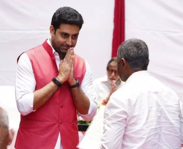 76 ਸਾਲਾ ਐਕਟਰ ਨੇ ਇਹ ਵੀ ਲਿਖਿਆ ਕਿ ‘ਇੱਕ ਵਾਅਦਾ ਪੂਰਾ ਕੀਤਾ ਜਾਣਾ ਹੈ।” ਉਨ੍ਹਾਂ ਨੇ ਆਪਣੇ ਬਲਾਗ ‘ਚ ਇਸ ਗੱਲ ਦਾ ਜ਼ਿਕਰ ਕੀਤਾ ਹੈ ਕਿ ਉਹ ਪੁਲਵਾਮਾ ‘ਚ ਦੇਸ਼ ਦੇ ਸ਼ਹੀਦ ਹੋਏ ਬਹਾਦਰਾਂ ਦੇ ਪਰਿਵਾਰ ਨੂੰ ਵਿੱਤੀ ਮਦਦ ਕਰਨਗੇ।”