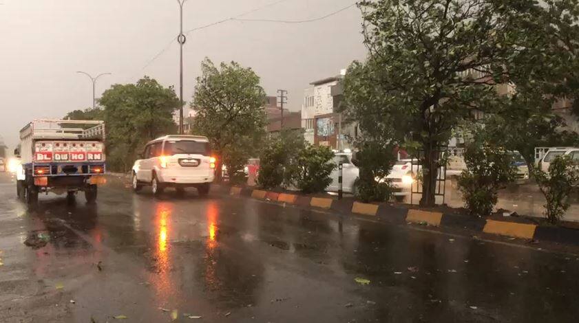 ਪੰਜਾਬ 'ਚ ਬਦਲਿਆ ਮੌਸਮ ਦਾ ਮਿਜਾਜ਼, ਲੋਕਾਂ ਨੂੰ ਗਰਮੀ ਤੋਂ ਰਾਹਤ people felt relief as it started raining storm and hailstorm in various parts of punjab ਪੰਜਾਬ 'ਚ ਬਦਲਿਆ ਮੌਸਮ ਦਾ ਮਿਜਾਜ਼, ਲੋਕਾਂ ਨੂੰ ਗਰਮੀ ਤੋਂ ਰਾਹਤ