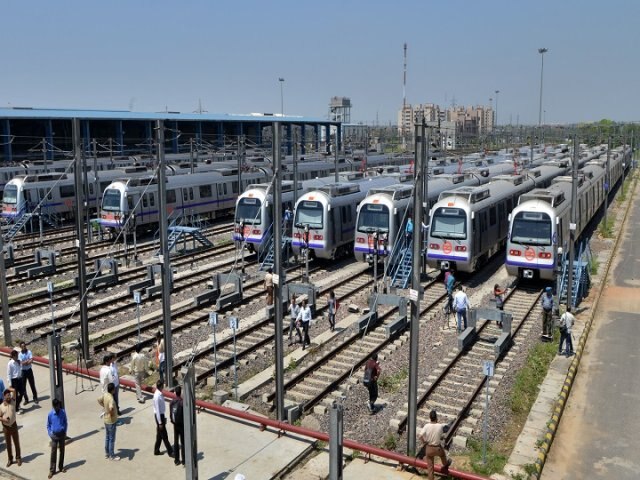 Delhi metro Workers Pay to be cut by 50 percent ਕੋਰੋਨਾਵਾਇਰਸ ਦੀ ਦਿੱਲੀ ਮੈਟਰੋ 'ਤੇ ਮਾਰ, 300 ਕਰੋੜ ਦਾ ਘਾਟਾ, ਮੁਲਾਜ਼ਮਾਂ ਦੇ ਭੱਤੇ 50 ਫੀਸਦੀ ਘਟਾਏ