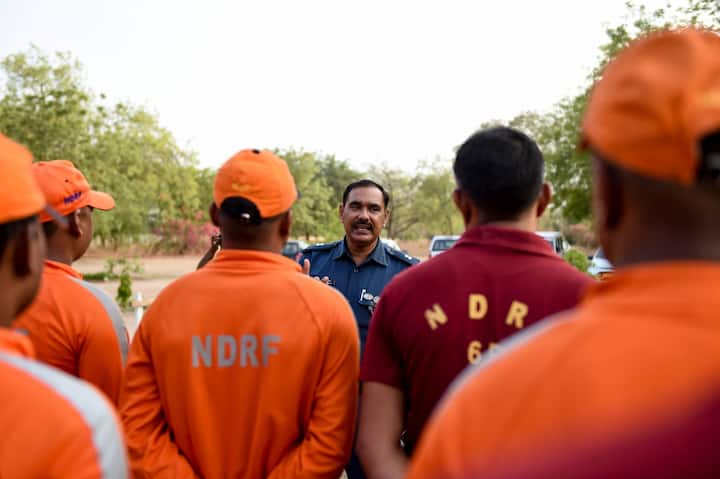 ਐਨਡੀਆਰਐਫ ਦੀ 45 ਮੈਂਬਰਾਂ ਦੀ ਟੀਮ ਰਾਹਤ ਦਲ ਦੀ ਕਰੀਬ 52 ਟੀਮਾਂ ਗਠਿਤ ਕੀਤੀਆਂ ਗਈਆਂ ਹਨ ਤੇ ਸੈਨਾ ਦੀਆਂ 10 ਟੁਕੜੀਆਂ ਨੂੰ ਤਿਆਰ ਰੱਖਿਆ ਗਿਆ ਹੈ। ਪੱਛਮੀ ਰੇਲਵੇ ਨੇ 40 ਰੇਲਾਂ ਨੂੰ ਰੱਦ ਕਰ ਦਿੱਤਾ ਹੈ।