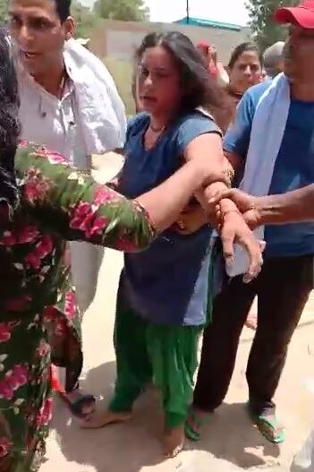 ਕਾਂਗਰਸੀ ਕੌਂਸਲਰ ਰਾਕੇਸ਼ ਚੌਧਰੀ ਨੇ ਆਪਣੇ ਭਰਾ ਦਾ ਪੱਖ ਲੈਂਦਿਆਂ ਕਿਹਾ ਕਿ ਸੰਨੀ 25,000 ਰੁਪਏ ਵਾਪਸ ਲੈਣ ਗਿਆ ਸੀ, ਪਰ ਉਸ ਔਰਤ ਨੇ ਉਸ ਦੀ ਭਰਜਾਈ ਨੂੰ ਮੰਦਾ ਬੋਲਿਆ ਅਤੇ ਉਨ੍ਹਾਂ ਦੀ ਤਕਰਾਰ ਹੋ ਗਈ। 