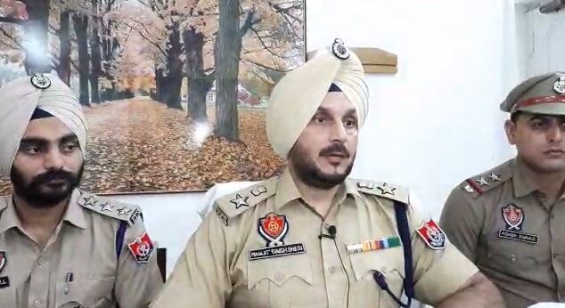 ਇਸ ਮਾਮਲੇ ਵਿੱਚ ਮੁਕਤਸਰ ਦੇ ਐਸਐਸਪੀ ਮਨਜੀਤ ਸਿੰਘ ਢੇਸੀ ਦਾ ਕਹਿਣਾ ਹੈ ਕਿ ਇਹ ਮਾਮਲਾ ਉਧਾਰ ਦਿੱਤੇ ਪੈਸੇ ਮੰਗਣ ਤੋਂ ਵਿਗੜਿਆ ਹੈ। ਉਨ੍ਹਾਂ ਕਿਹਾ ਕਿ 10 ਵਿਅਕਤੀਆਂ 'ਤੇ ਕੇਸ ਦਰਜ ਕਰਕੇ ਛੇ ਨੂੰ ਗ੍ਰਿਫ਼ਤਾਰ ਕਰ ਲਿਆ ਹੈ। ਹਿਰਾਸਤ ਵਿੱਚ ਲਏ ਵਿਅਕਤੀਆਂ ਵਿੱਚ ਸੰਨੀ ਚੌਧਰੀ ਵੀ ਸ਼ਾਮਲ ਹੈ। ਪੁਲਿਸ ਬਾਕੀਆਂ ਦੀ ਭਾਲ ਕਰ ਰਹੀ ਹੈ। 