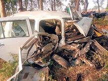 ਵਿਆਹ ਤੋਂ ਪਰਤ ਰਹੇ ਪਰਿਵਾਰ \'ਤੇ ਮੌਤ ਦਾ ਕਹਿਰ, ਸਫੈਦੇ ਨਾਲ ਟਕਰਾ ਕਾਰ ਪੂਰੀ ਤਰ੍ਹਾਂ ਤਬਾਹ