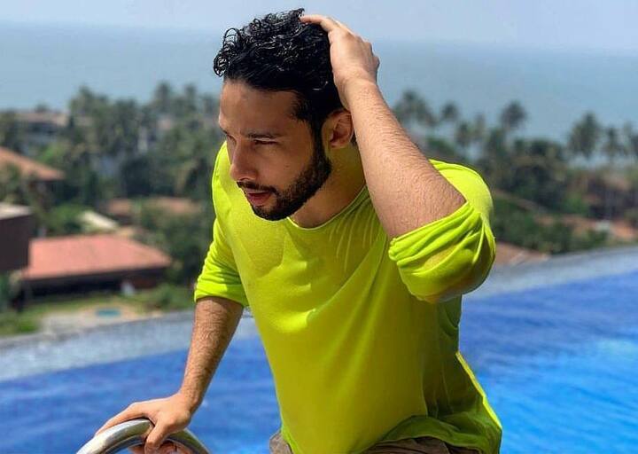 ਹਾਲ ਹੀ ‘ਚ ਸਿਧਾਂਤ ਦੀ ਮੁਲਾਕਾਤ ‘ਮੈਨ ਇੰਨ ਬਲੈਕ: ਇੰਟਰਨੈਸ਼ਨਲ’ ਸਟਾਰ ਕਿੱਡਸ ਹੈਮਸਵਰਥ ਨਾਲ ਬਾਲੀ ‘ਚ ਫ਼ਿਲਮ ਦੇ ਪ੍ਰਮੋਸ਼ਨ ਦੌਰਾਨ ਹੋਈ।