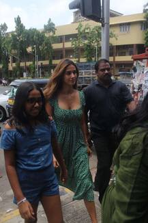 ਰੈਸਟੋਰੈਂਟ ਬਾਹਰ ਜਨਤਾ ਦੇ ਘੇਰੀ ਦਿਸ਼ਾ ਪਟਾਨੀ, ਵੇਖੋ ਤਸਵੀਰਾਂ