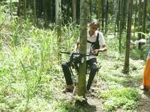 ਕਿਸਾਨ ਨੇ ਕੀਤਾ ਚਮਤਕਾਰ, ਦਰਖ਼ਤਾਂ \'ਤੇ ਫਰਾਟੇ ਮਾਰਨ ਵਾਲਾ ਮੋਟਰਸਾਈਕਲ ਬਣਾਇਆ