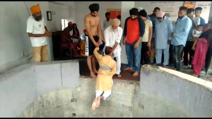 ਹੈਰਾਨੀ ਵਾਲੀ ਗੱਲ ਹੈ ਕਿ ਕੁਝ ਦਿਨ ਪਹਿਲਾਂ ਹੀ ਸੰਗਰੂਰ ਵਿੱਚ ਡੂੰਗੇ ਬੋਰਵੈੱਲ ਵਿੱਚ ਡਿੱਗਣ ਕਰਕੇ 2 ਸਾਲਾਂ ਦੇ ਮਾਸੂਮ ਫਤਹਿਵੀਰ ਸਿੰਘ ਦੀ ਮੌਤ ਹੋ ਗਈ ਸੀ। ਇਸ ਤੋਂ ਬਾਅਦ ਵੀ ਲੋਕ ਇਸ ਖੂਹ ਵਿੱਚ ਆਪਣੇ ਬੱਚਿਆਂ ਨੂੰ ਲਮਕਾ ਕੇ ਉਨ੍ਹਾਂ ਦੀ ਜਾਨ ਨਾਲ ਖਿਲਵਾੜ ਕਰ ਰਹੇ ਹਨ। ਇਸ ਖ਼ਤਰਨਾਕ ਇਲਾਜ ਨਾਲ ਕਿਸੇ ਦੀ ਜਾਨ ਵੀ ਜਾ ਸਕਦੀ ਹੈ। ਪ੍ਰਸ਼ਾਸਨ ਨੂੰ ਅਜਿਹੇ ਖੂਹਾਂ ਵੱਲ ਵੀ ਧਿਆਨ ਦੇਣ ਦੀ ਲੋੜ ਹੈ।