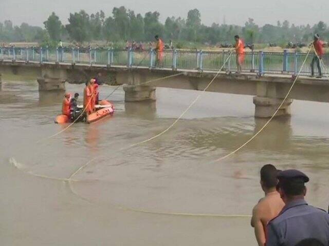 Vehicle carrying 29 passengers falls into canal; 7 children missing ਪਿੱਕਅੱਪ ਵੈਨ ਨਹਿਰ ‘ਚ ਡਿੱਗੀ, 7 ਬੱਚੇ ਲਾਪਤਾ