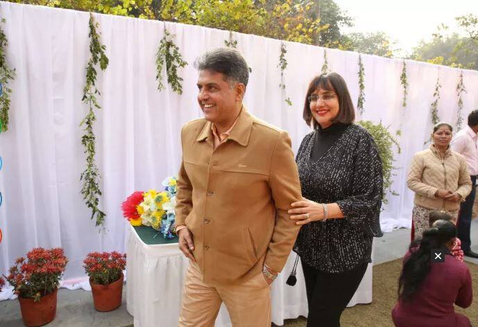 ਕਾਂਗਰਸ ਨੇਤਾ ਤੇ ਸਾਬਕਾ ਕੇਂਦਰੀ ਮੰਤਰੀ ਮਨੀਸ਼ ਤਿਵਾੜੀ ਨੇ ਵੀ ਧਰਮ ਦੀ ਸੀਮਾਵਾਂ ਤੋੜ ਕੇ ਵਿਆਹ ਕੀਤਾ ਸੀ। ਉਨ੍ਹਾਂ ਨੇ ਨਾਜ਼ਨੀਨ ਸਫ਼ਾ ਨਾਲ 1996 ‘ਚ ਵਿਆਹ ਕੀਤਾ। ਦੋਵਾਂ ਦੀ ਇੱਕ ਧੀ ਇਨੇਕਾ ਤਿਵਾੜੀ ਹੈ।