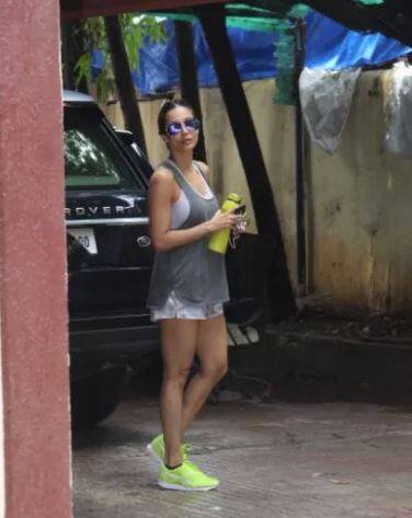 ਇਸ ਦੌਰਾਨ ਮਲਾਇਕਾ ਨੇ ਵ੍ਹਾਇਟ ਸ਼ੋਟਸ ਤੇ ਇਨਵਰਵੀਅਰ ਪਾਏ ਸੀ। ਉਸ ਨੇ ਇਸ ਦੇ ਨਾਲ ਲੂਜ਼ ਗ੍ਰੇ ਕਲਰ ਦਾ ਟੌਪ, ਲੇਮਨ ਕਲਰ ਸ਼ੂਜ਼ ਪਾਏ ਜਿਸ ਨੇ ਉਸ ਦੀ ਲੁੱਕ ਨੂੰ ਕਾਫੀ ਹੌਟ ਬਣਾਇਆ।