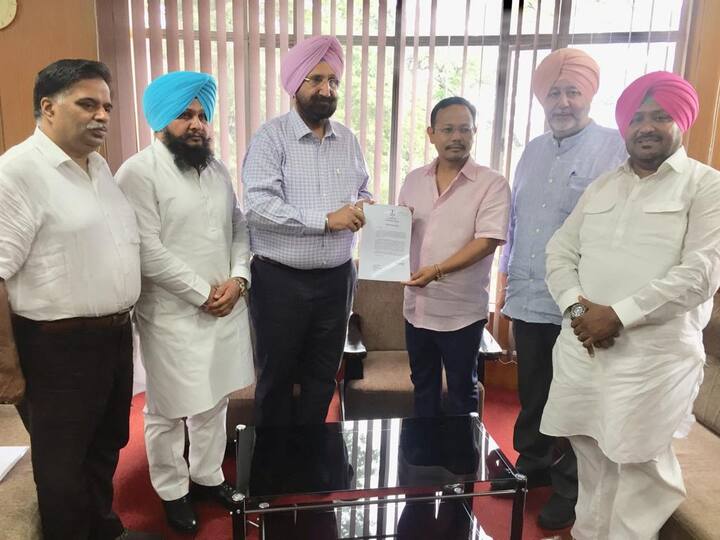ਚੰਡੀਗੜ੍ਹ: ਪੰਜਾਬ ਸਰਕਾਰ ਦੇ ਵਫ਼ਦ ਨੇ ਅੱਜ ਮੇਘਾਲਿਆ ਦੇ ਗ੍ਰਹਿ ਮੰਤਰੀ ਜੇਮਸ ਕੇ ਸੰਗਮਾ ਨਾਲ ਮੁਲਾਕਾਤ ਕੀਤੀ। ਇਸ ਦੌਰਾਨ ਸ਼ਿਲਾਂਗ ਵਿੱਚ ਸਿੱਖਾਂ ਨਾਲ ਹੋ ਰਹੀ ਧੱਕੇਸ਼ਾਹੀ ਦੇ ਮੁੱਦੇ 'ਤੇ ਗੱਲਬਾਤ ਕੀਤੀ ਗਈ। ਸੁਖਜਿੰਦਰ ਰੰਧਾਵਾ ਇਸ ਵਫ਼ਦ ਦੀ ਅਗਵਾਈ ਕਰ ਰਹੇ ਹਨ।