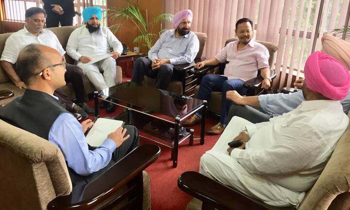 ਮੀਟਿੰਗ ਦੌਰਾਨ ਵਫ਼ਦ ਦੀ ਅਗਵਾਈ ਕਰ ਰਹੇ ਸੁਖਜਿੰਦਰ ਸਿੰਘ ਰੰਧਾਵਾ ਨੇ ਮੁੱਖ ਮੰਤਰੀ ਕੈਪਟਨ ਅਮਰਿੰਦਰ ਸਿੰਘ ਵੱਲੋਂ ਮੇਘਾਲਿਆ ਦੇ ਮੁੱਖ ਮੰਤਰੀ ਕੋਨਾਰਡ ਸੰਗਮਾ ਦੇ ਨਾਂ ਭੇਜੀ ਚਿੱਠੀ ਗ੍ਰਹਿ ਮੰਤਰੀ ਨੂੰ ਸੌਪੀ। ਇਸ ਵਫ਼ਦ ਵਿੱਚ ਸੁਖਜਿੰਦਰ ਸਿੰਘ ਰੰਧਾਵਾ ਤੋਂ ਇਲਾਵਾ ਖਡੂਰ ਸਾਹਿਬ ਤੋਂ ਸੰਸਦ ਮੈਂਬਰ ਜਸਬੀਰ ਸਿੰਘ ਡਿੰਪਾ, ਵਿਧਾਇਕ ਕੁਲਦੀਪ ਸਿੰਘ ਵੈਦ ਤੇ ਕੁਲਬੀਰ ਸਿੰਘ ਜੀਰਾ ਤੇ ਵਿਸ਼ੇਸ਼ ਸਕੱਤਰ ਪਲਾਨਿੰਗ ਡੀਐਸ ਮਾਂਗਟ ਸ਼ਾਮਲ ਸਨ।