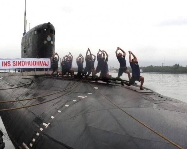 ਇਸ ਦੌਰਾਨ ਸਬਮਰੀਨ 'ਤੇ ਕਈ ਤਰ੍ਹਾਂ ਦੇ ਯੋਗ ਅਭਿਆਸ ਕੀਤੇ ਗਏ। ਪ੍ਰਧਾਨ ਮੰਤਰੀ ਨਰੇਂਦਰ ਮੋਦੀ ਨੇ ਰਾਂਚੀ ਵਿੱਚ ਹਜ਼ਾਰਾਂ ਲੋਕਾਂ ਨਾਲ ਯੋਗ ਕੀਤਾ।